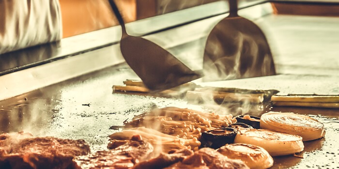 Stekebord i støpejern som brukes til matlaging på komfyren, i stekeovnen eller ute på grillen