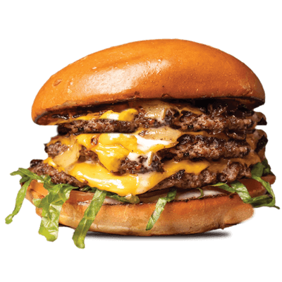 En triple smashed burger med smeltet ost og blødt briochebrød tilberedt på et stegebord af støbejern og presset ved hjælp af en burgerpresser