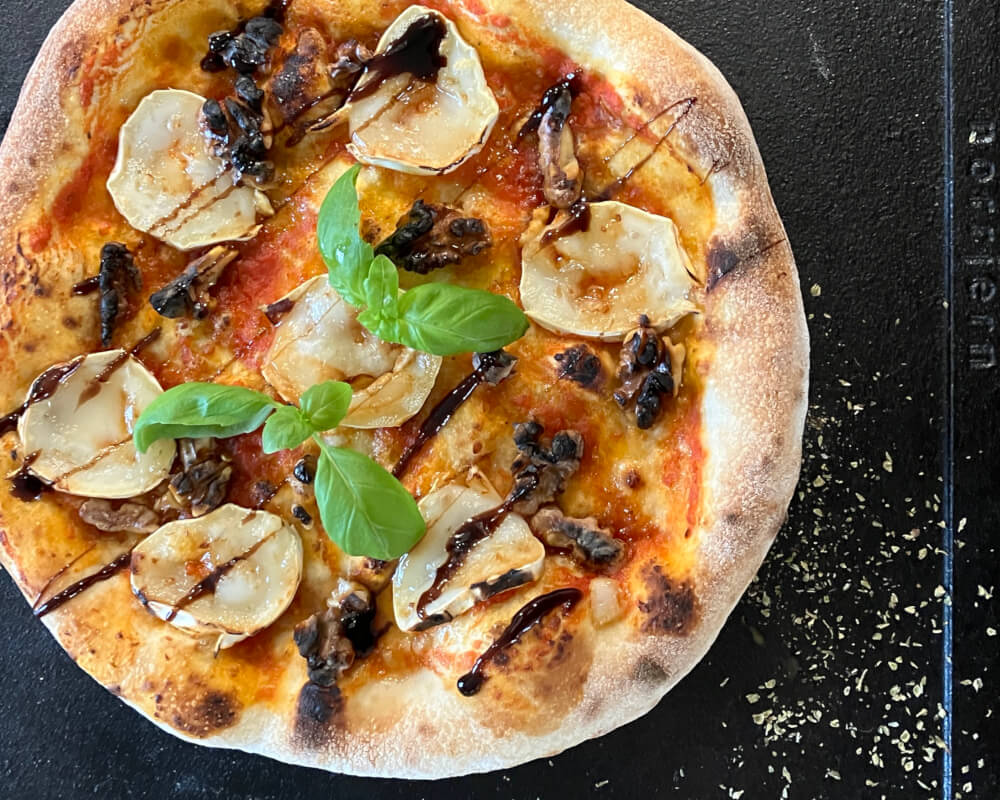 Luksuriøs hjemmelavet gourmet pizza med gedeost, valnødder, honning med mere